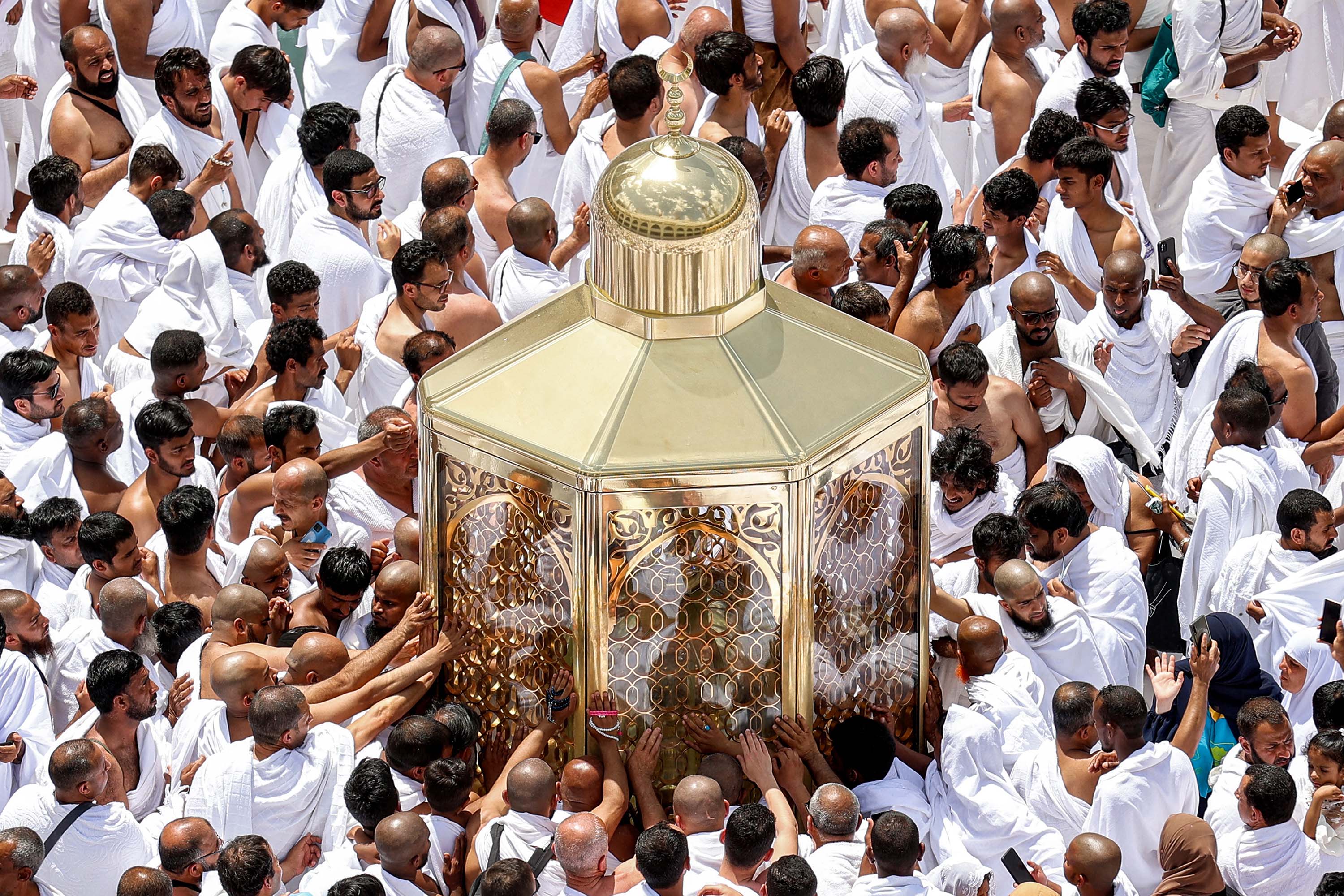 ratusan-ribu-jamaah-padati-masjidil-haram-selama-ramadan_20230414_061826.jpg