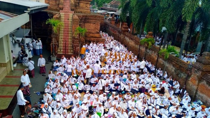 ratusan-santri-memadati-kompleks-masjid-menara-kudus_20180508_211231.jpg