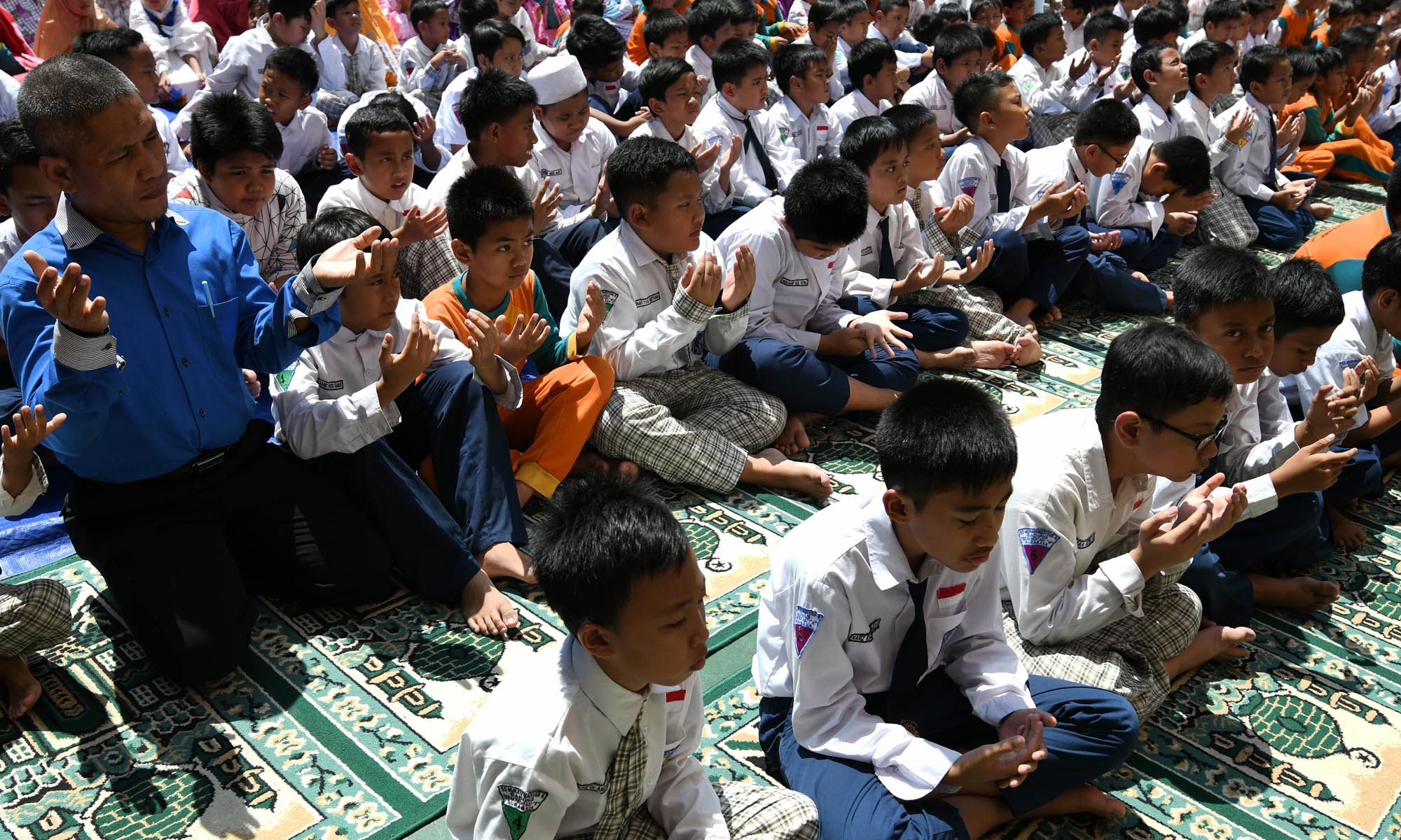 ratusan-siswa-sd-muhammadiyah-6-gadung-gelar-sholat-istisqo_20191022_175710.jpg