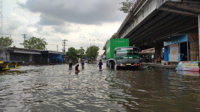 ratusan-sopir-truk-mengantre-di-kawasan-pelabuhan-tanjung-emas-semarang-jawa-tengah.jpg