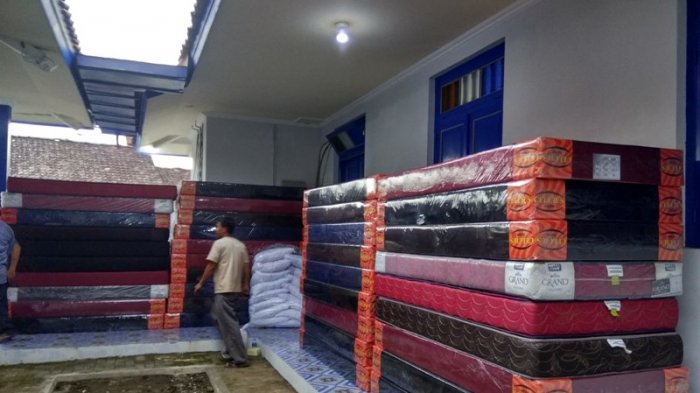 ratusan-springbed-yang-disewa-pihak-keluarga_20180326_231101.jpg
