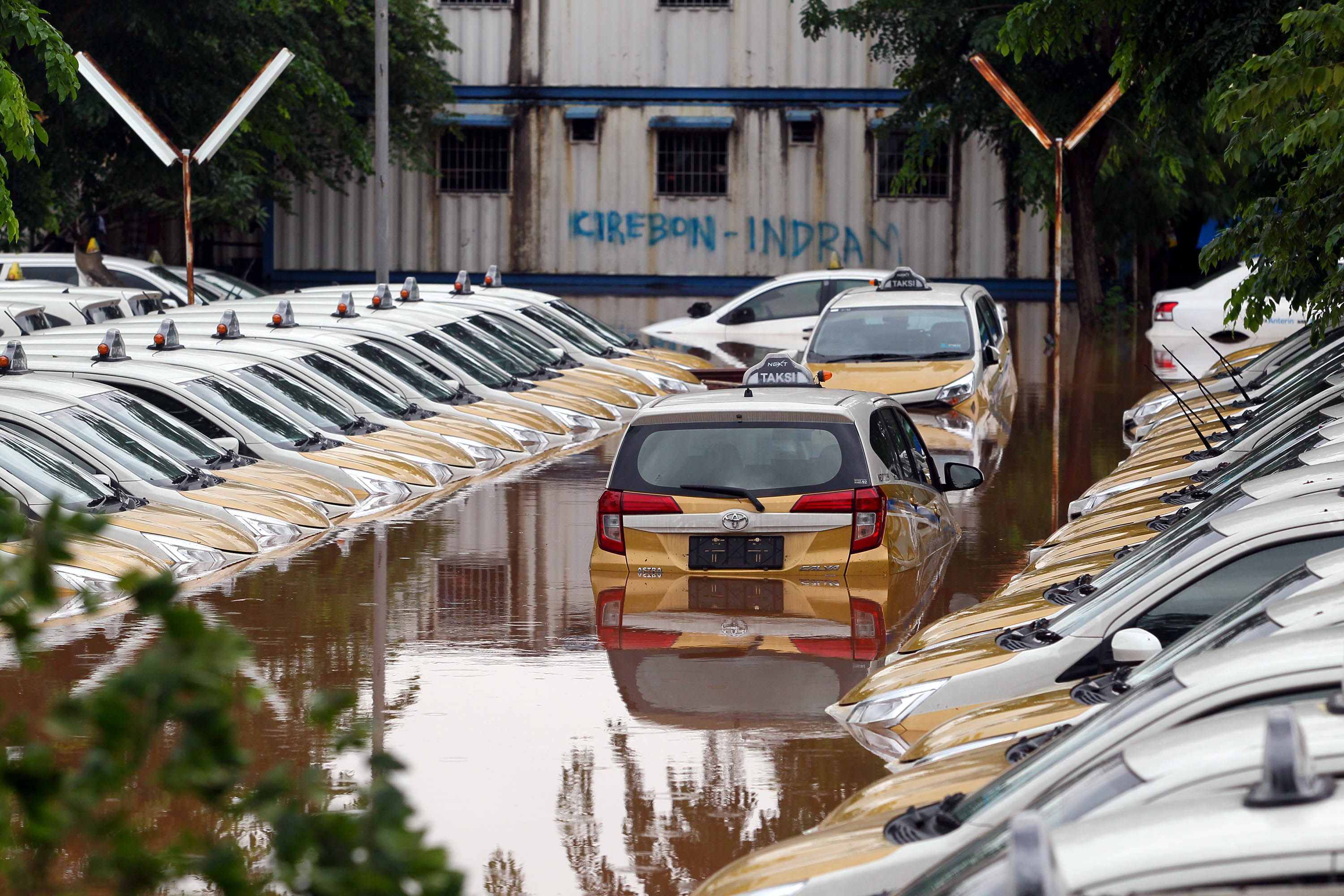 ratusan-taxi-express-terendam-di-poolnya-akibat-banjir_20200101_212628.jpg