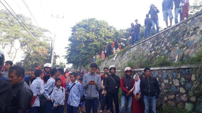 ratusan-warga-berkerumun-menyaksikan-evakuasi-korban-bus.jpg