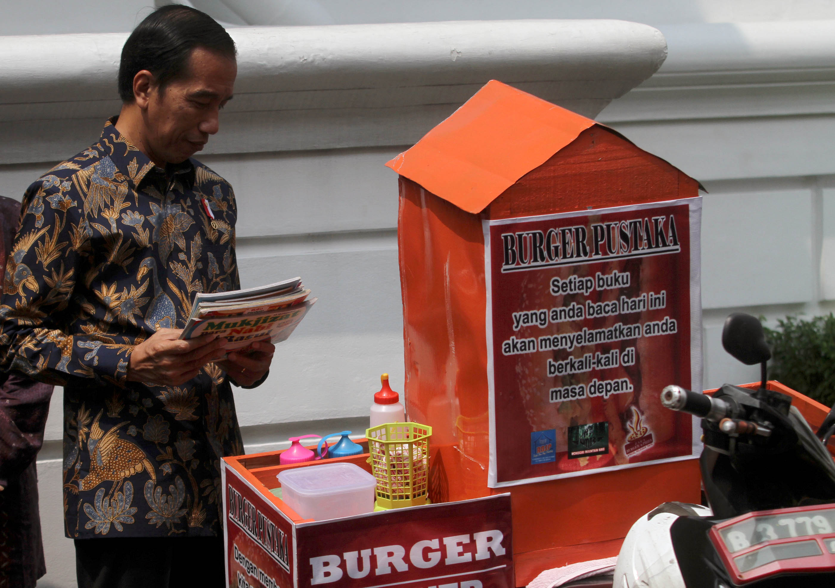 rayakan-hardiknas-jokowi-temui-pegiat-literasi-inspiratif_20170502_203833.jpg