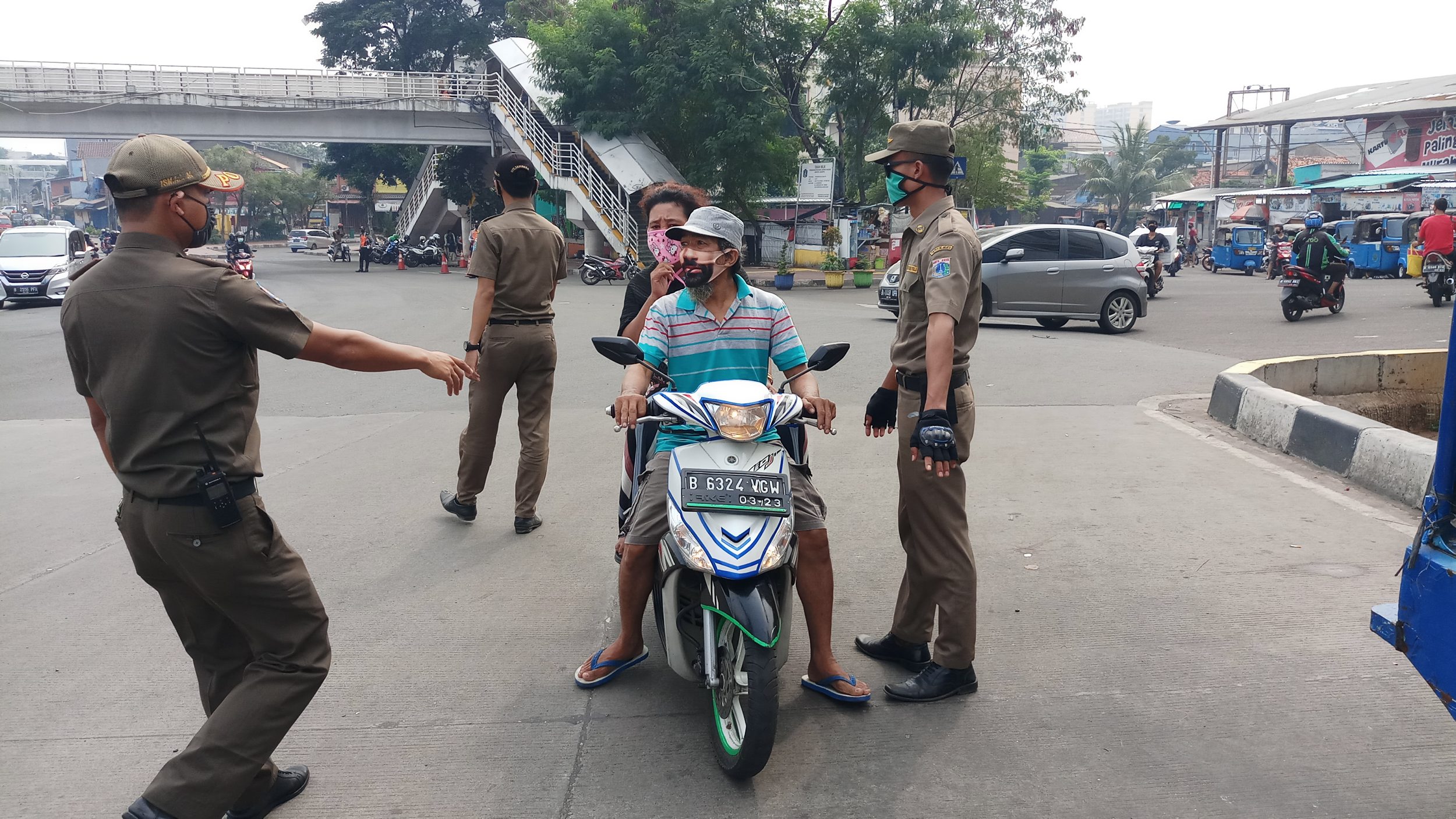 razia-masker-kena-denda-rp-250-dan-nyapu-jalan_20200615_121534.jpg