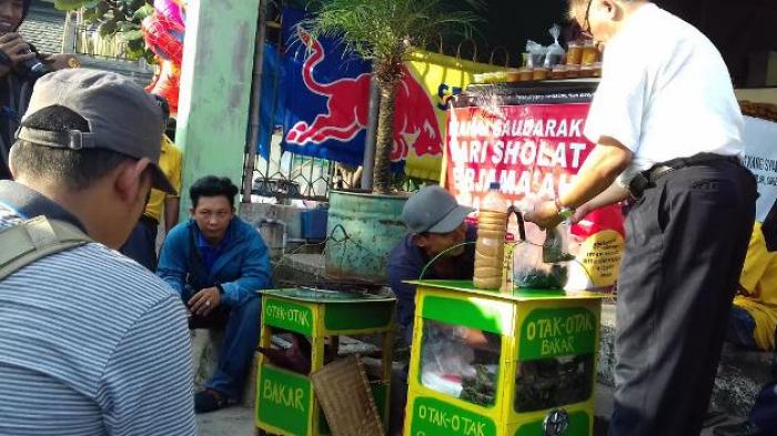 razia-petugas-ke-pedagang-otak-otak-mengandung-boraks_20160619_073733.jpg