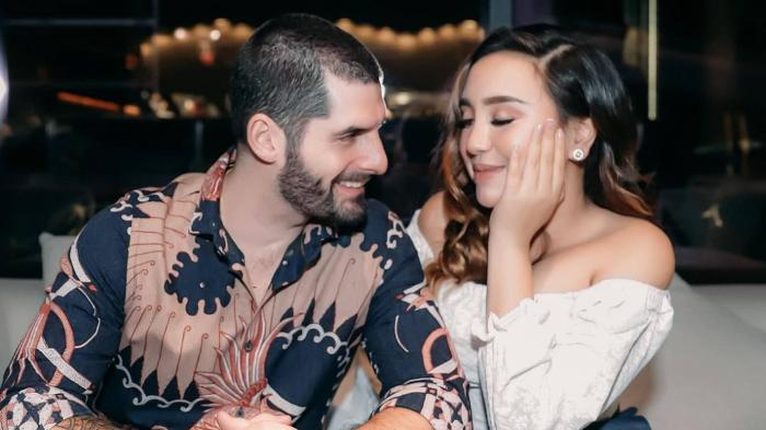 Mantan Suami Nikah Lagi, Salmafina Sunan Bagikan Potret Berdua dengan Kekasih Bule: Sudah 7 Bulan