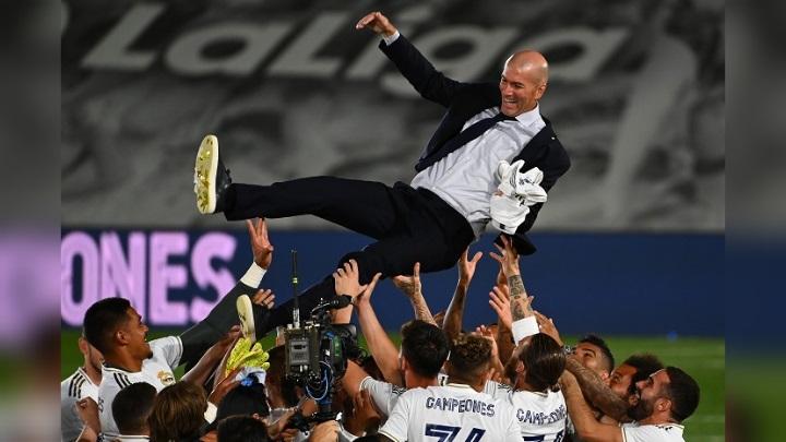 real-madrid-juara-pemain-selebrasi-bersama-pelatih-zinedine-zidane.jpg