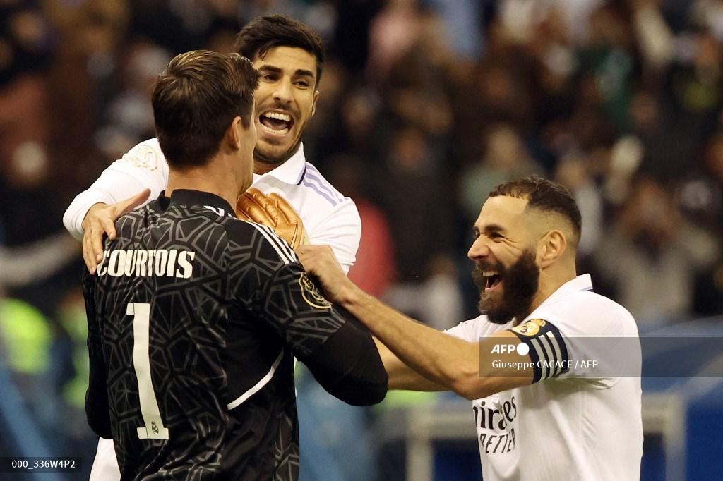 real-madrid-karim-benzema-kananthibaut-courtois-dan-marco-asensio-tengah.jpg