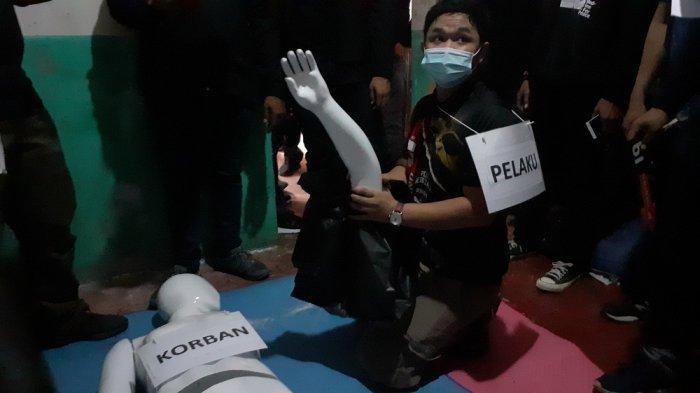 reka-adegan-saat-rekontruksi-kasus-mutilasi-di-kota-bekas.jpg