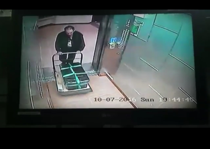 rekaman-cctv-calvin-membawa-jasad-farah_20160714_074202.jpg