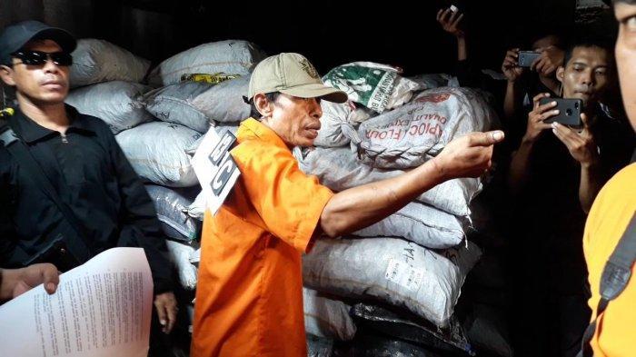 rekonstruksi-kasus-pembunuhan-pria-dalam-karung.jpg