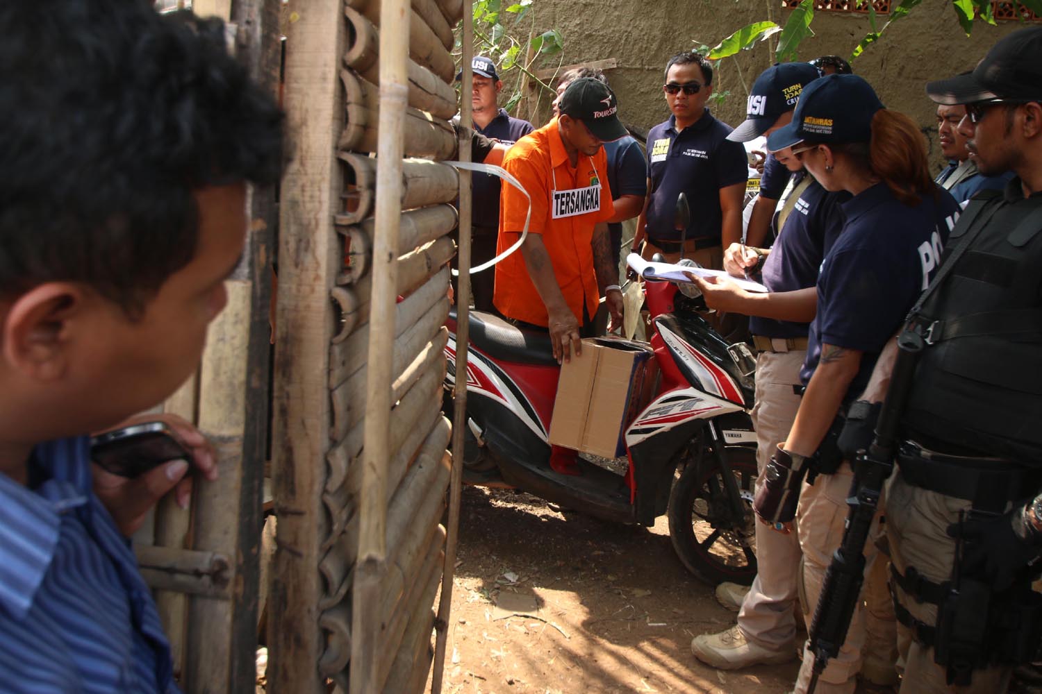 rekonstruksi-pembunuhan-anak-dalam-kardus_20151020_213458.jpg