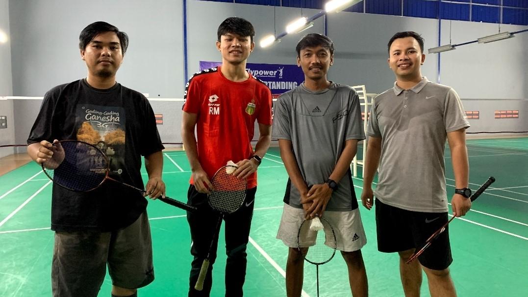 reksa-maulana-kedua-dari-kiri.jpg