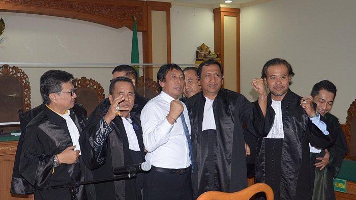 rektor-udayana-bebas.jpg