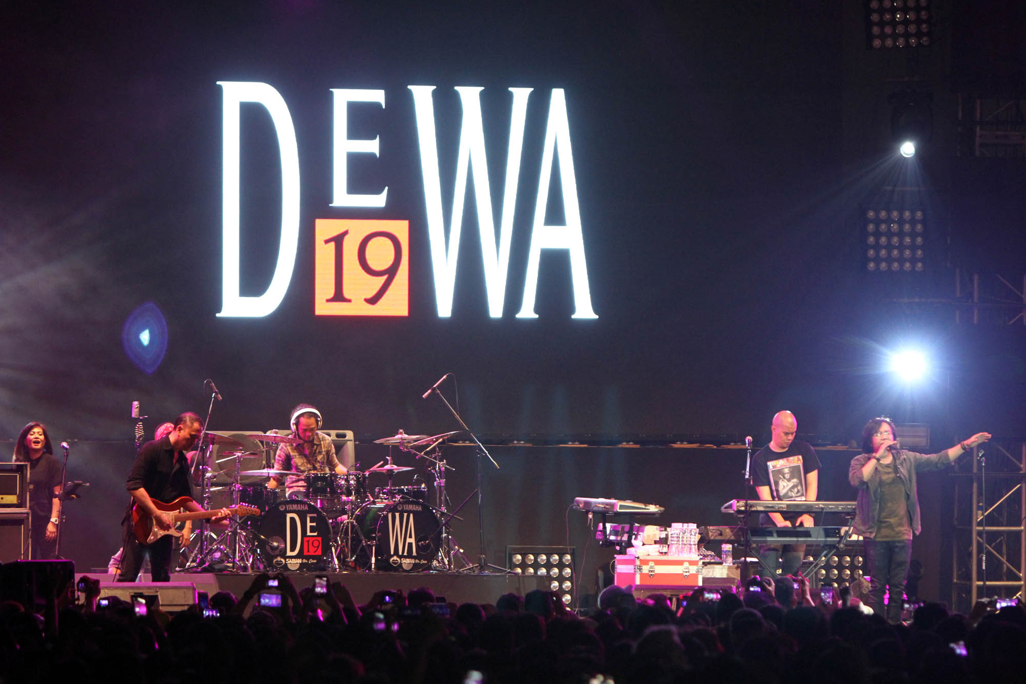 reuni-dewa-19-di-panggung-synchronize-fest-2018_20181008_093635.jpg