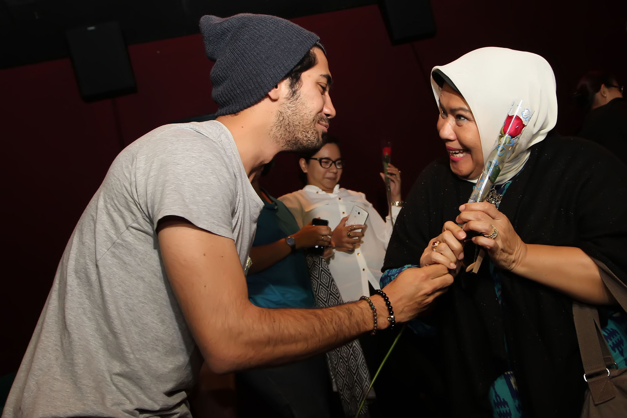 reza-rahadian-bagikan-bunga-ke-penonton_20150215_105355.jpg