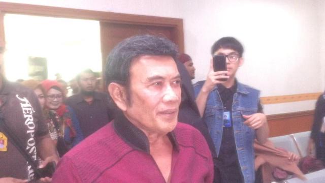 rhoma-irama-di-ruang-sidang-pengadilan-negeri-jakarta-barat_20170919_171458.jpg