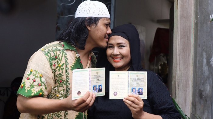 ria-irawan-dan-mayky-wongkar-seusai-menikah_20161223_215449.jpg