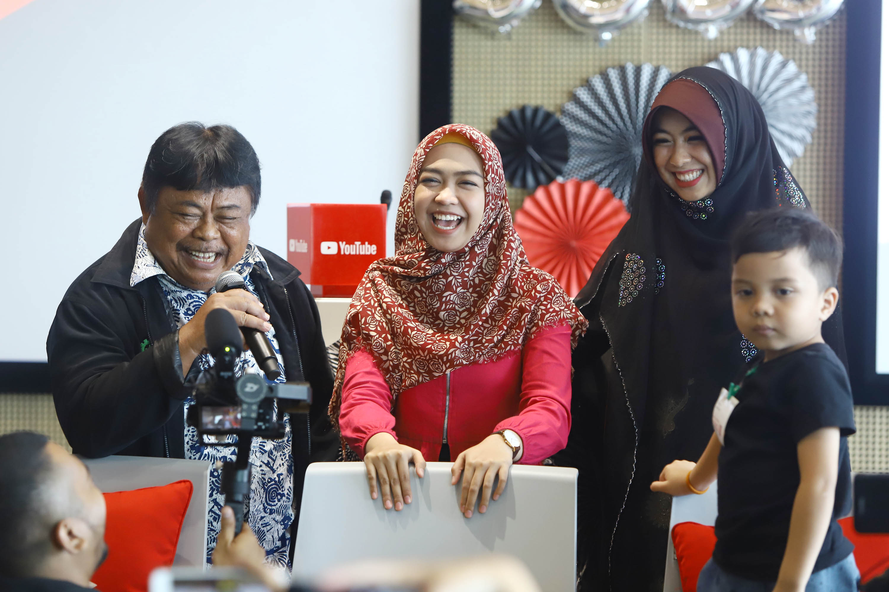 ria-ricis-dan-atta-halilintar-raih-youtube-diamond-award_20190220_210540.jpg