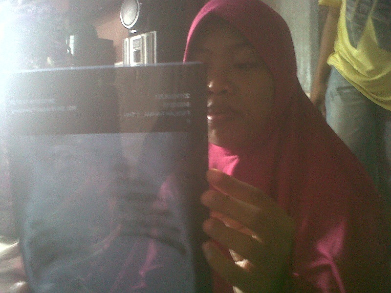ria-susanti-menunjukkan-hasil-rontgen-paru-paru-anaknya-fadilah-r_20151104_091909.jpg