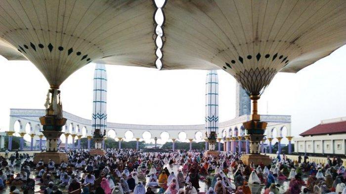ribuan-jemaah-sholat-id-di-serambi-masjid-agung-jawa-tengah-kamis-1352021.jpg