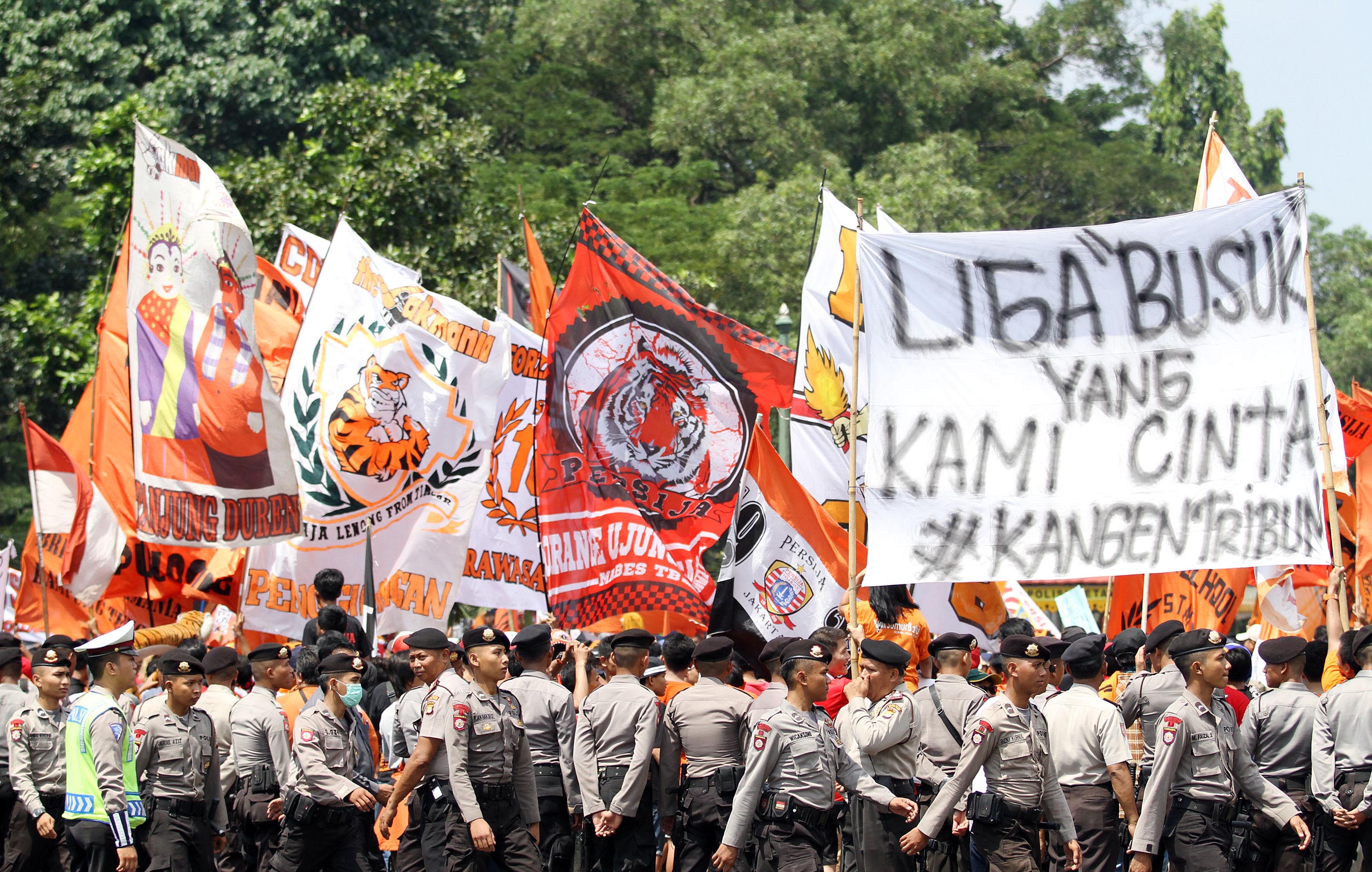 ribuan-the-jakmania-demo-di-seberang-istana_20150505_234410.jpg