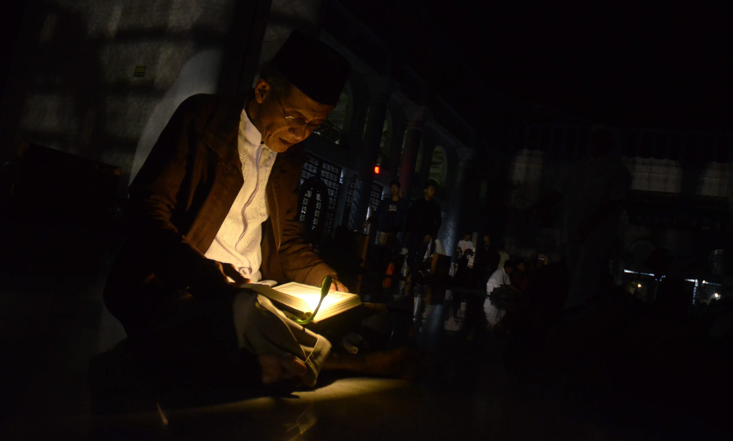 ribuan-umat-muslim-surabaya-lakukan-ibadah-itikaf_20170619_202638.jpg