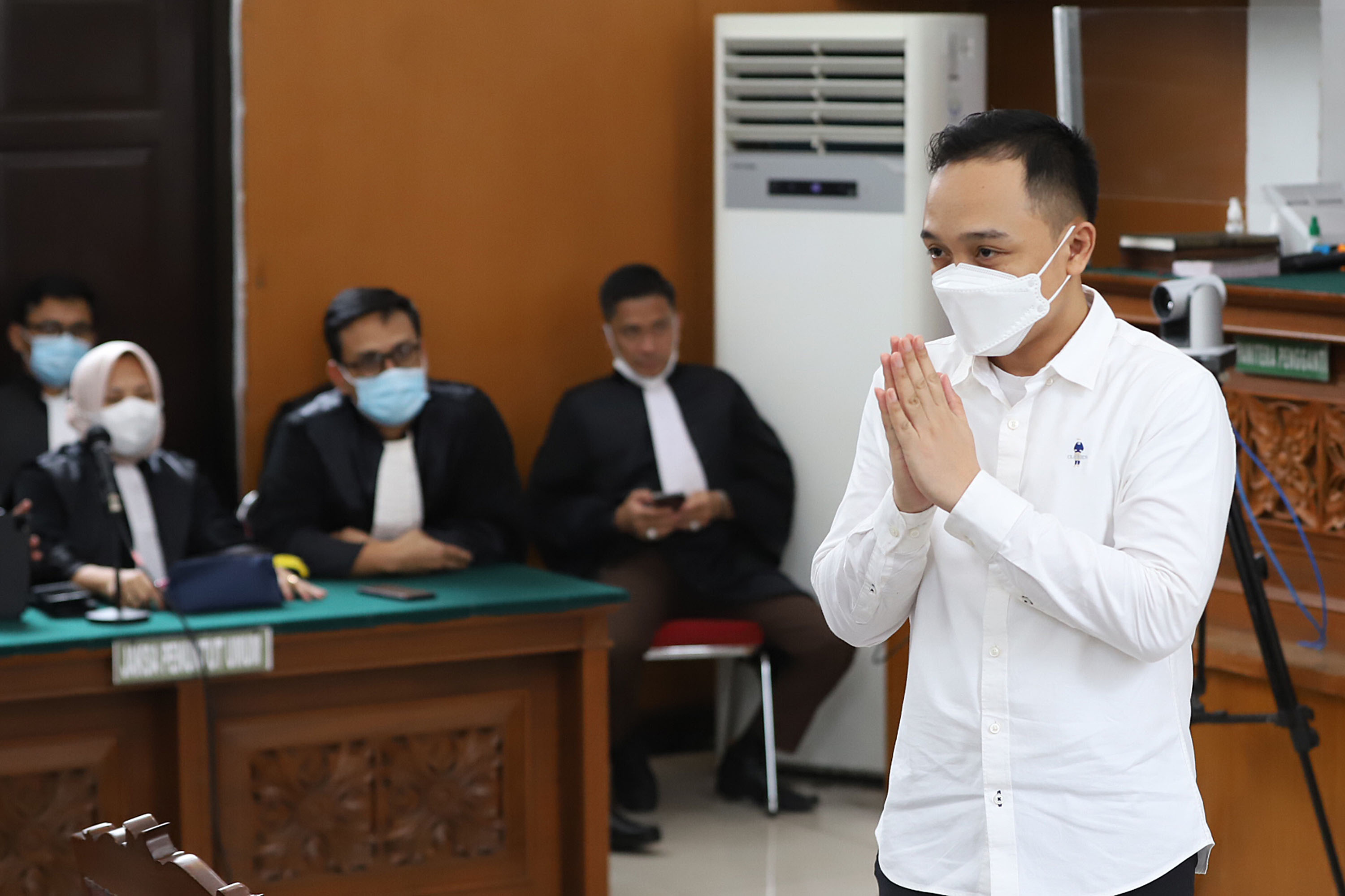 ricky-rizal-jalani-sidang-vonis-di-pn-jaksel_20230214_154333.jpg