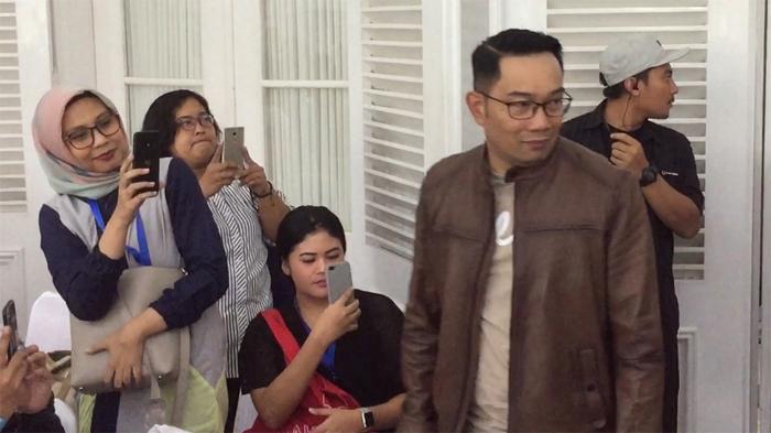 ridwan-kamil-bersama-pemeran-film-dilan-1991.jpg