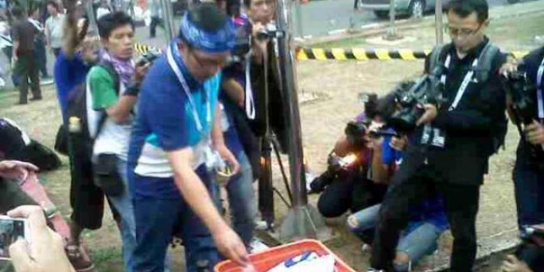 ridwan-kamil-bersihkan-sampah_20141107_203319.jpg