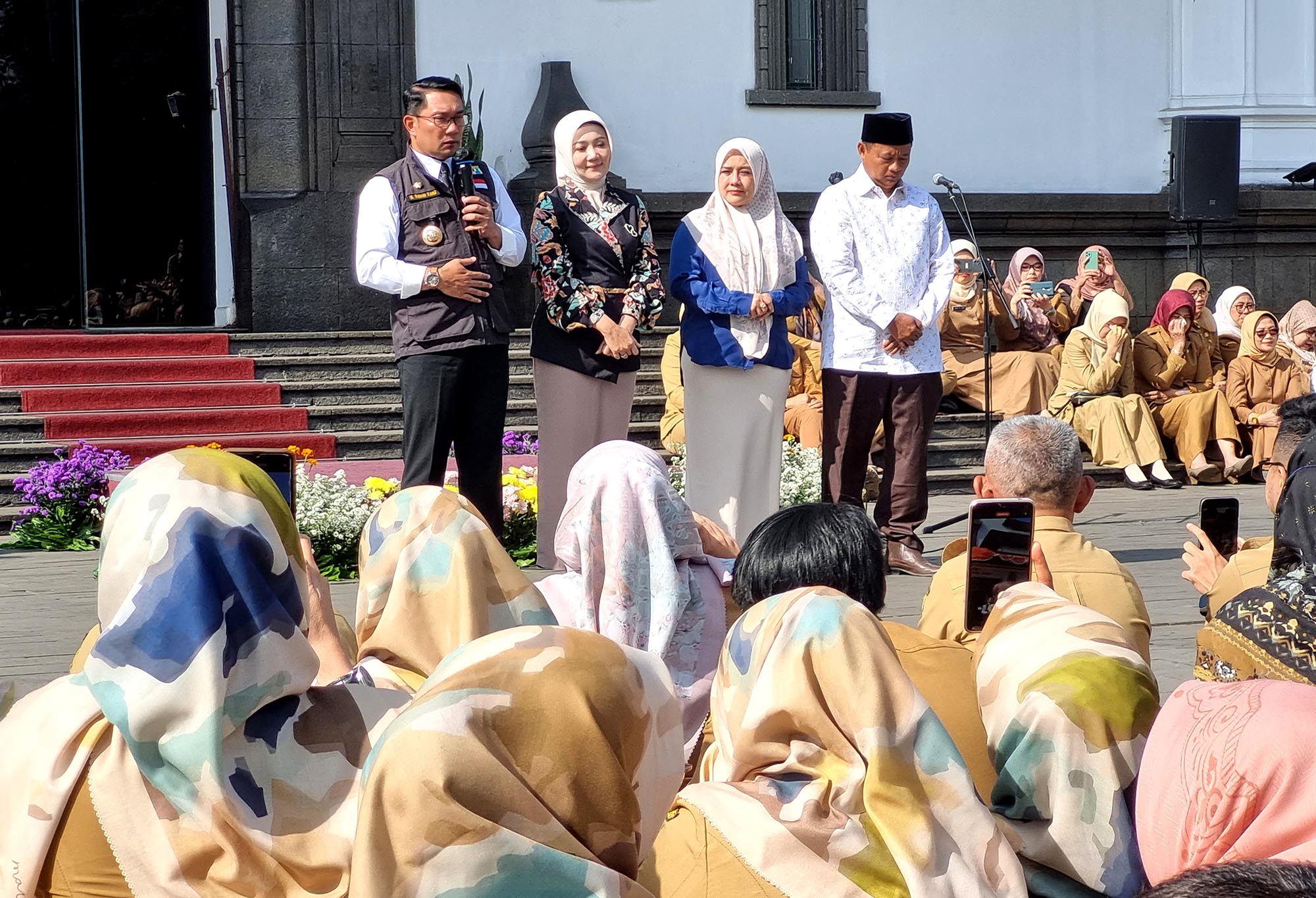 ridwan-kamil-pimpin-apel-pagi-terakhir-bersama-asn-di-gedung_20230904_234823.jpg