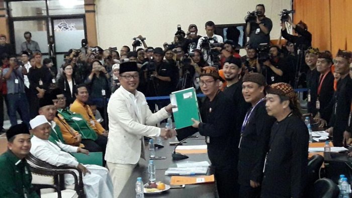 ridwan-kamil-serahkan-berkas-pencalonan-gubernur-jabar_20180109_113757.jpg