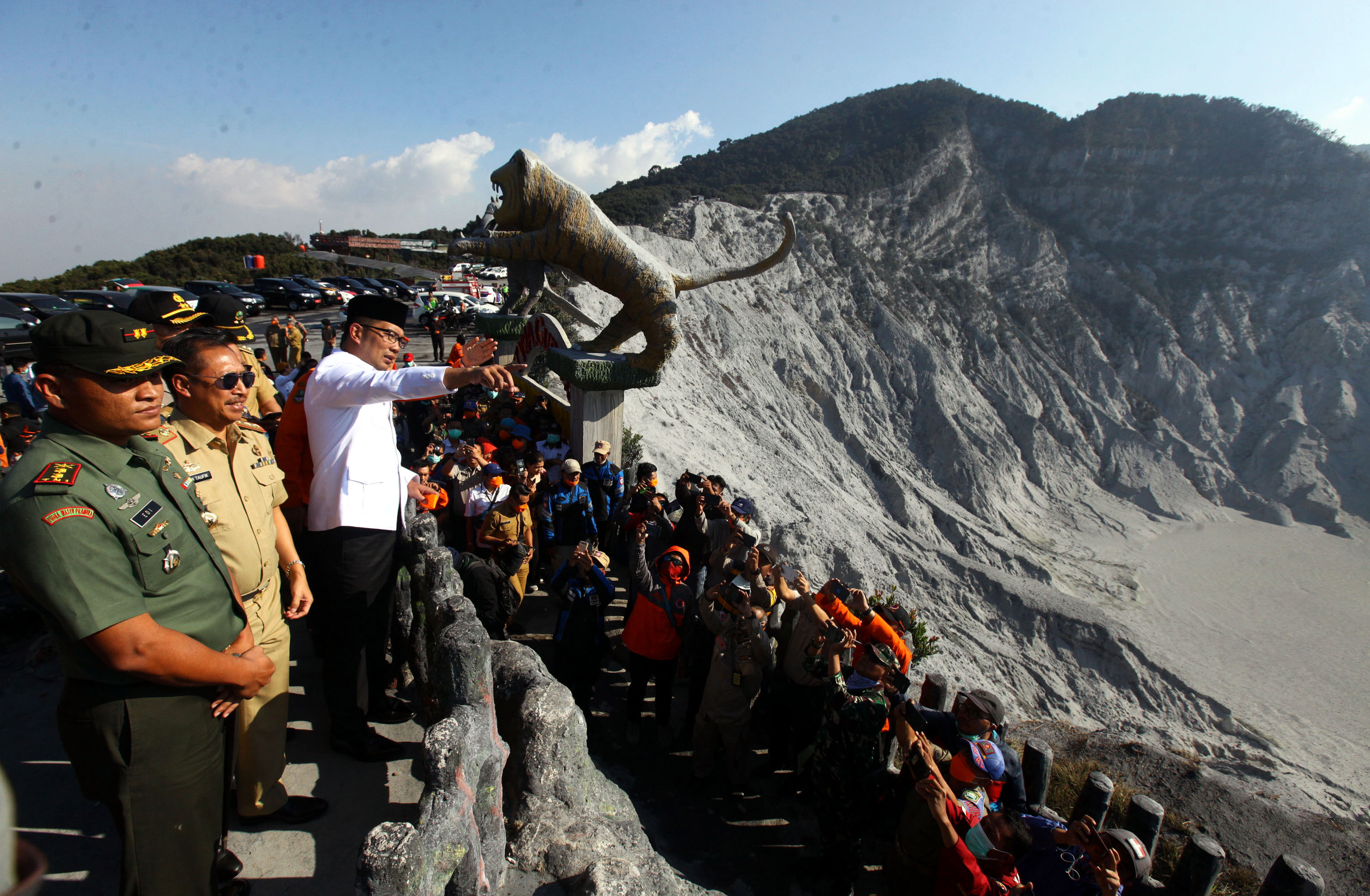 ridwan-kamil-tinjau-gunung-tangkuban-parahu-pascaerupsi_20190729_214034.jpg