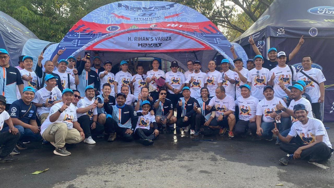rihan-variza-bergembira-bersama-keluarga-dan-tim.jpg