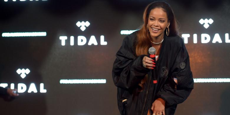 rihanna-memberi-kejutan-bagi-para-penggemarnya_20151008_153828.jpg