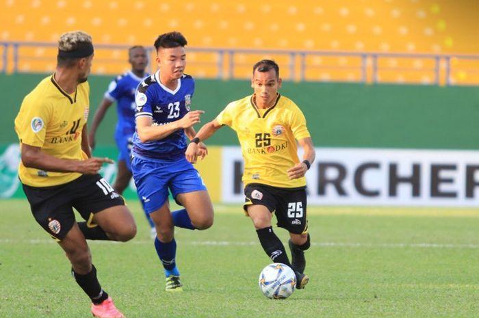riko-simanjuntak-menggiring-bola-dan-dibayangi-nguyen-trong-huy.jpg