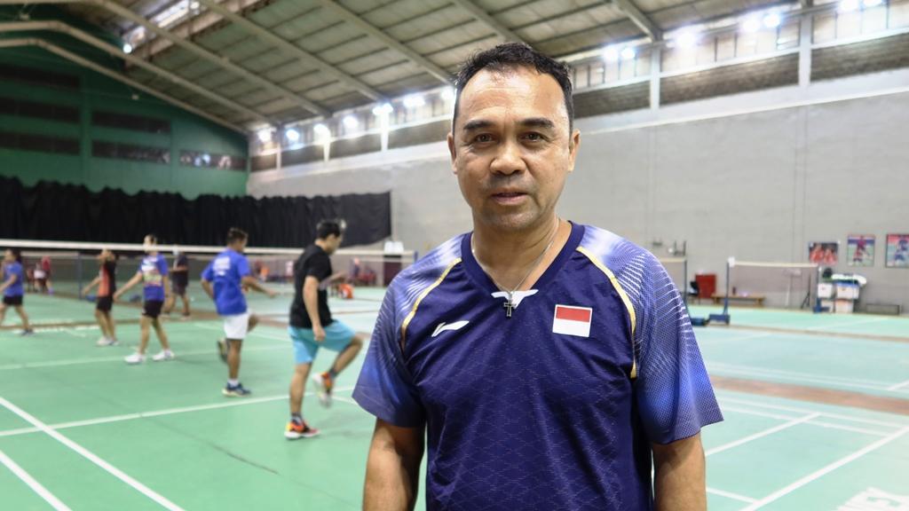 rionny-mainaky-saat-melihat-pemainnya-berlatih.jpg