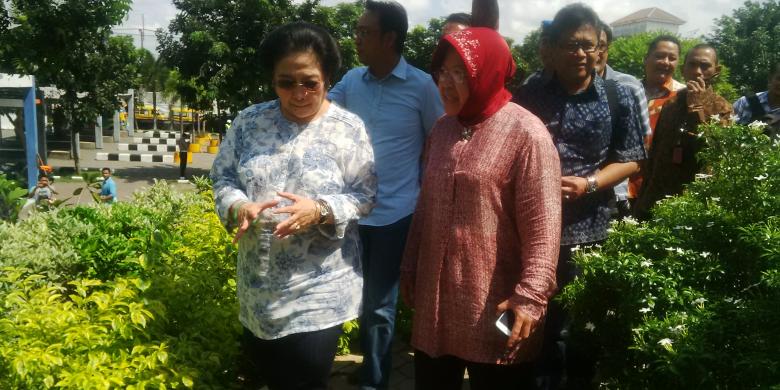 risma-dan-megawati-berkelilin_20160502_143214.jpg