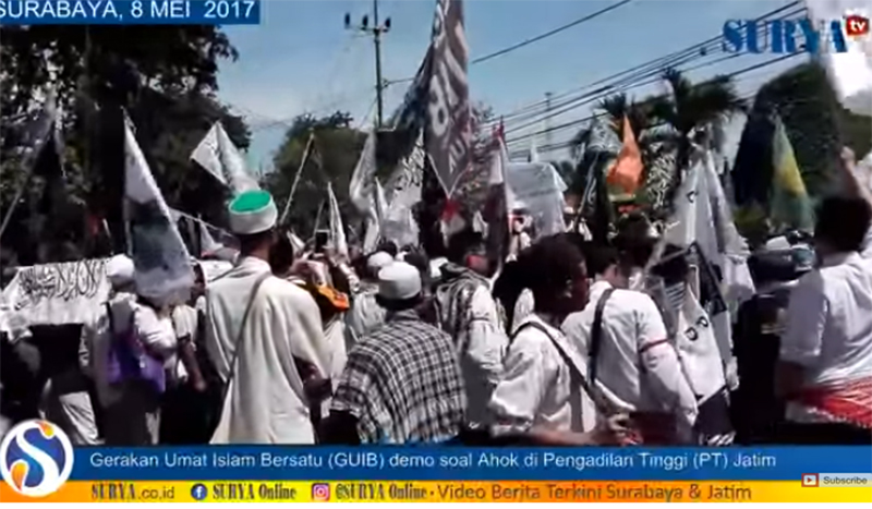 risma-tenangkan-pendemo-ahok_20170509_144411.jpg