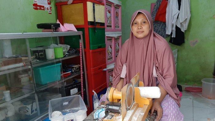 rita-perajin-keripik-tempe-di-gang-h-aom-kramat-pela.jpg