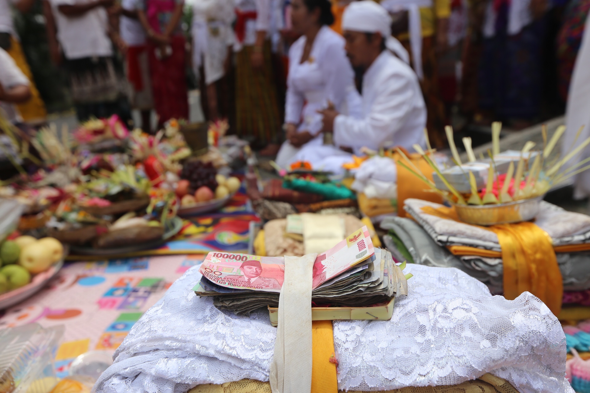 ritual-mesuryak-sambut-hari-raya-kuningan_20160927_192027.jpg