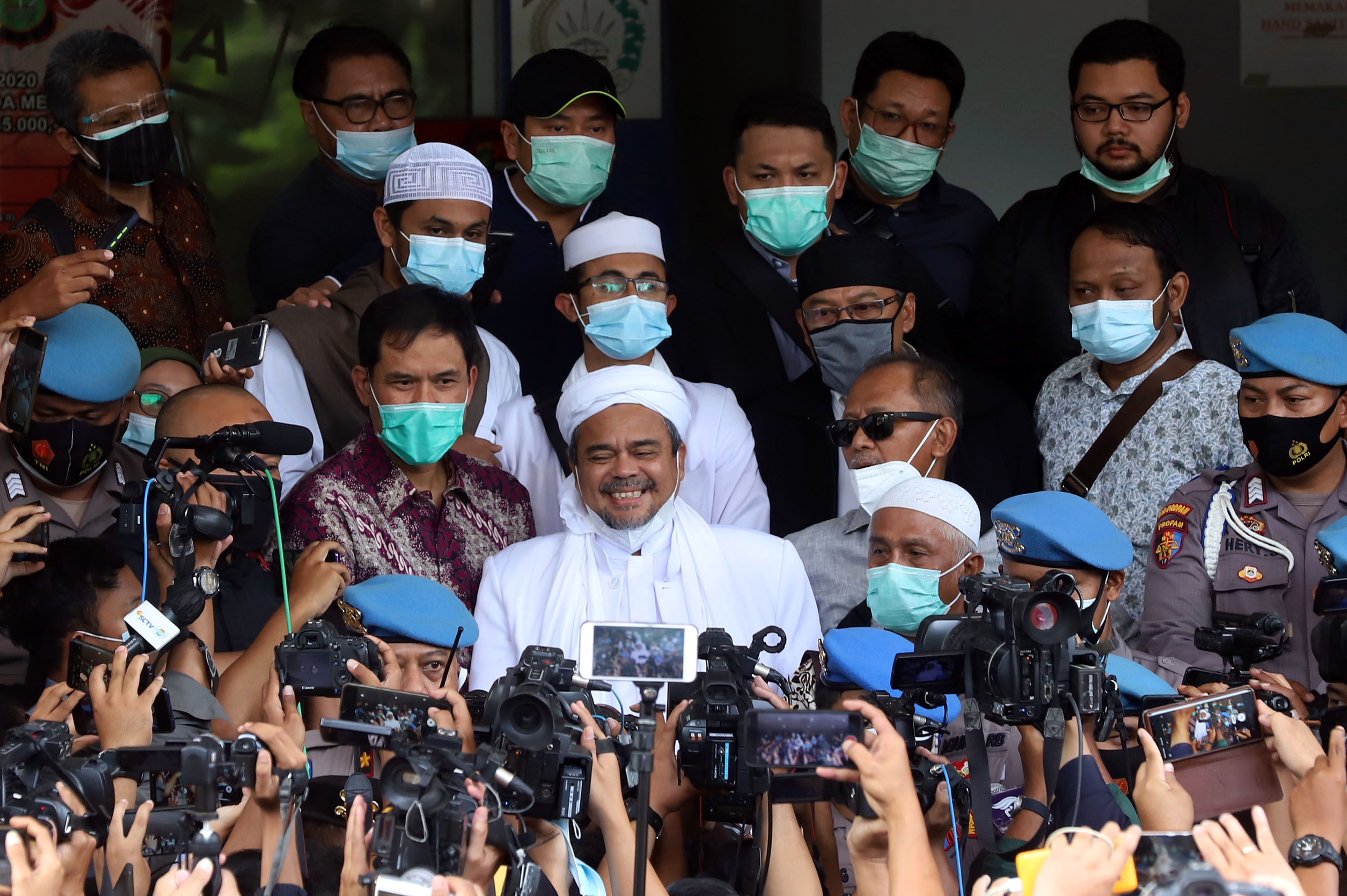 rizieq-shihab-datangi-polda-metro-jaya_20201212_121125.jpg