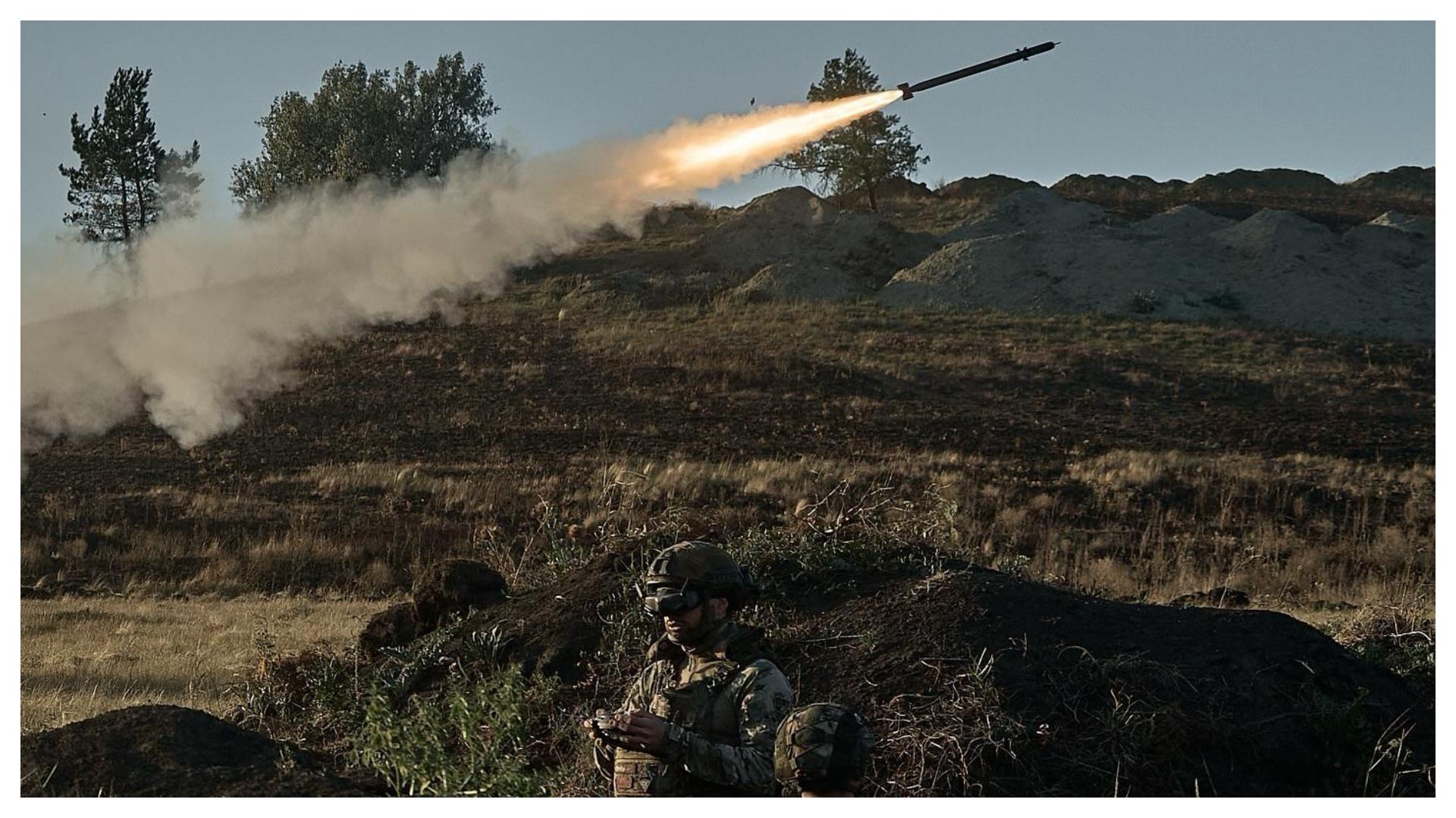 PRAJURIT GARIS DEPAN - Gambar yang diunggah di akun Telegram Brigade Mekanik ke-28 Ukraina pada 4 Agustus 2025, memperlihatkan sebuah rudal permukaan-ke-udara diluncurkan dari robot darat. Ini diyakini menjadi kali pertama senjata semacam ini digunakan dalam perang Rusia-Ukraina.