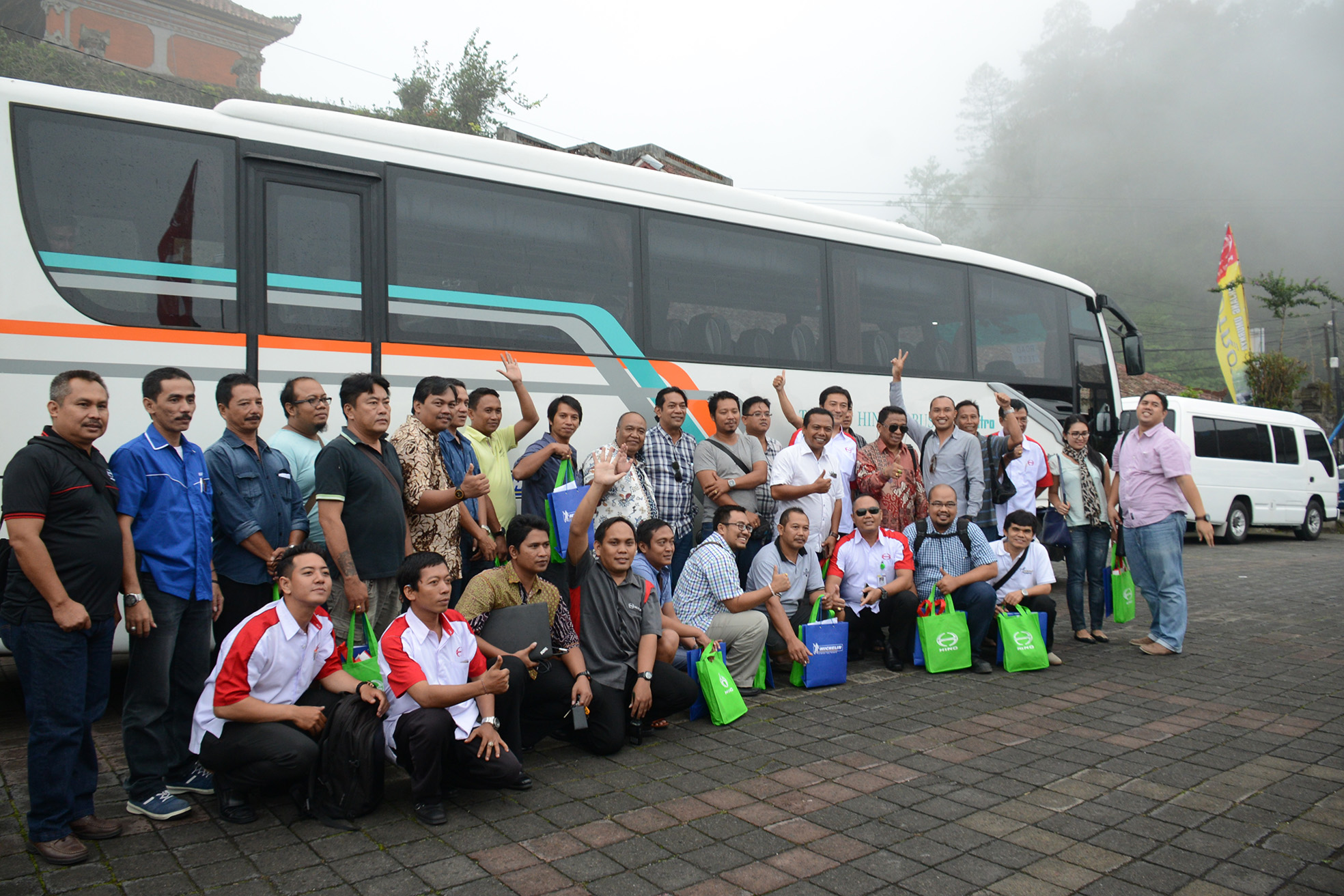 roadshow-bus-hino-fc-190_20160122_192127.jpg