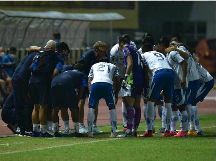 robert-alberts-memberikan-pemahaman-taktik-kepada-seluruh-pemain-persib-bandung.jpg