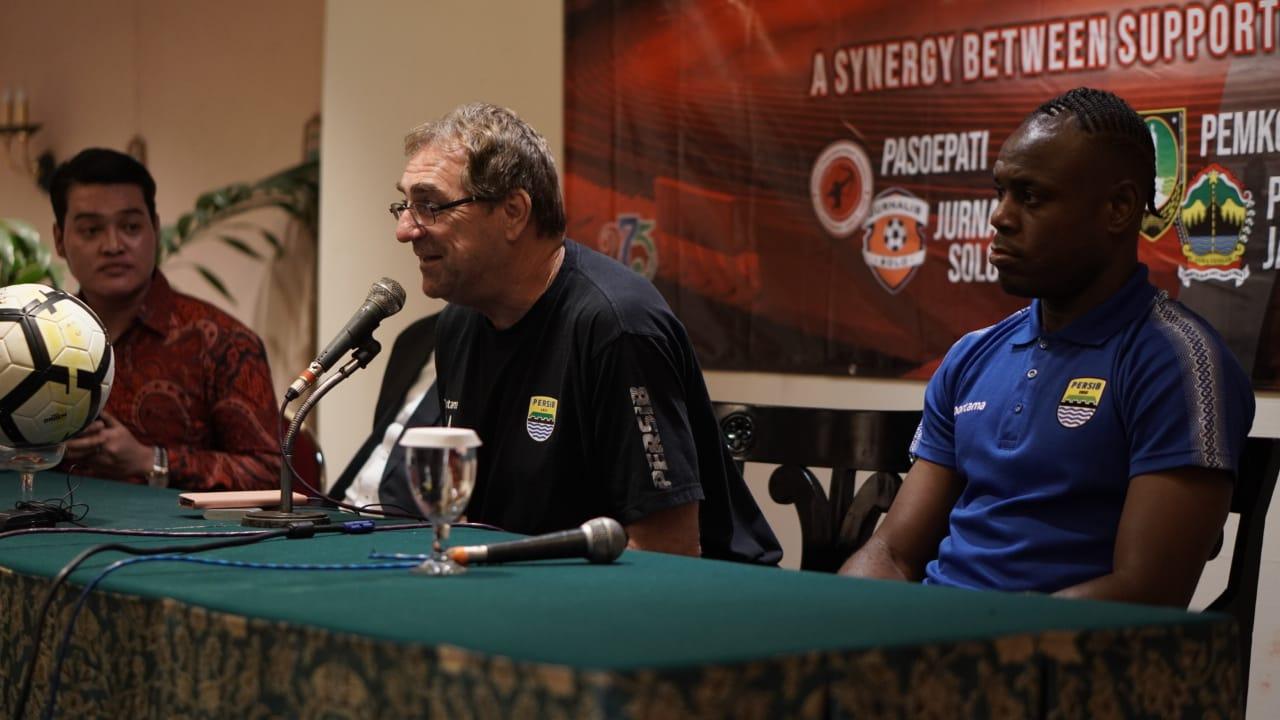 robert-alberts-menghadiri-sesi-jumpa-pers-di-hotel-sahid-jaya-jumat-1422020.jpg