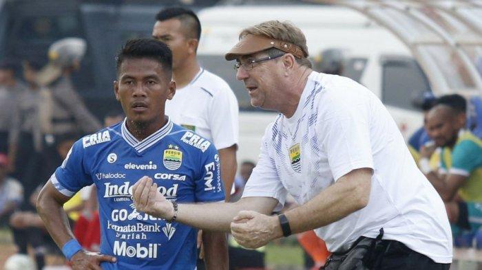 robert-rene-alberts-berbicara-dengan-ghozali-siregar-dalam-laga-leg-kedua-persib-bandung.jpg
