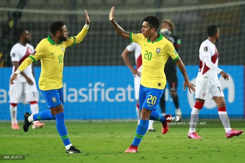 roberto-firmino-kanan-dari-brasil-merayakan-dengan-rekan-setimnya-neymar.jpg