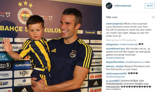 robin-van-persie-n-young-fan_20150818_133757.jpg